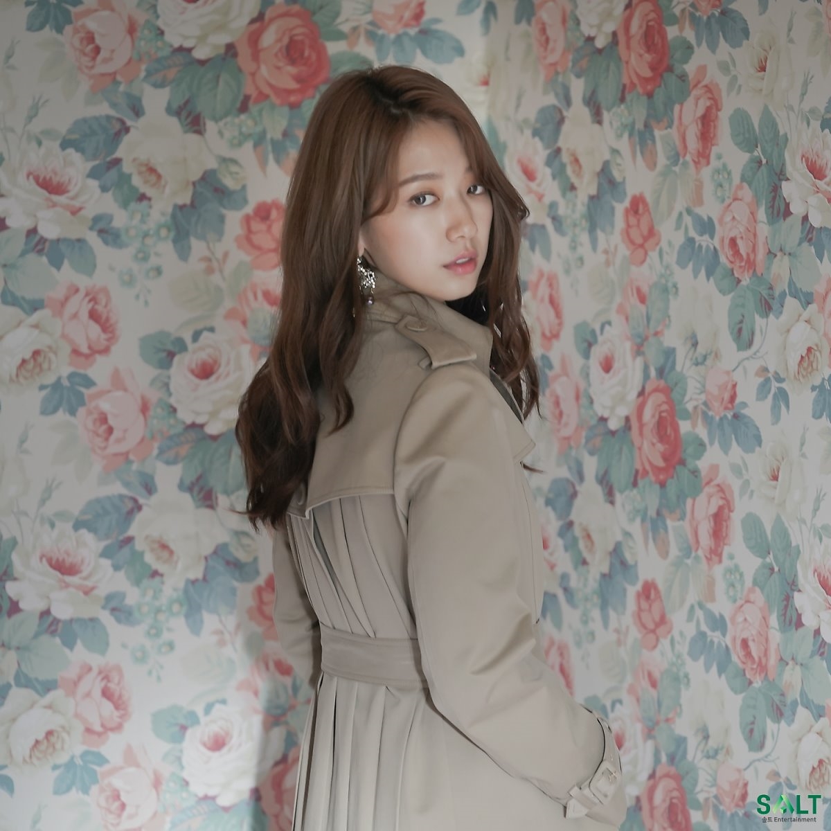 Park Shin Hye tung bộ ảnh tóc dài thật kiêu sa thu hút sự chú ý