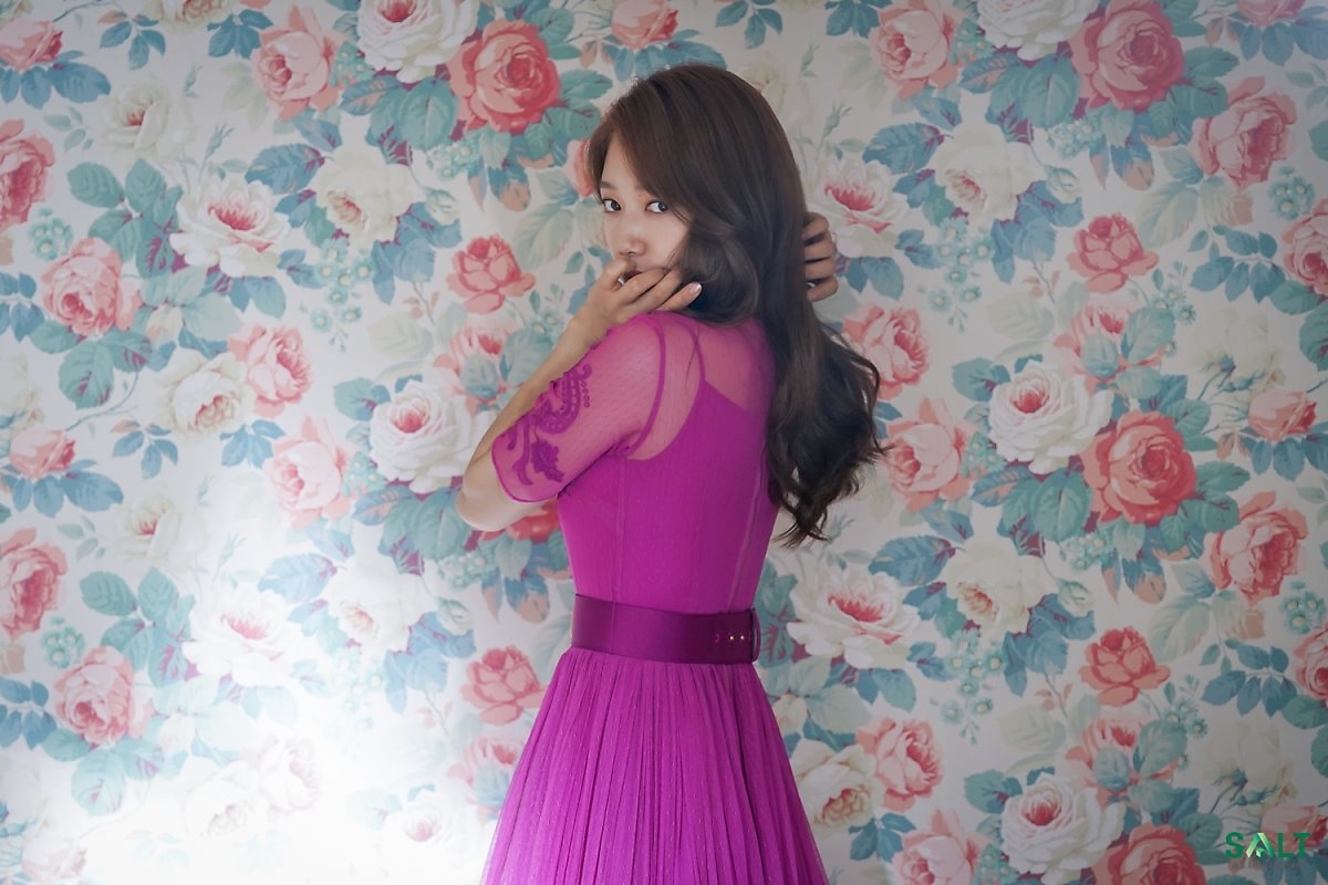 Park Shin Hye tung bộ ảnh tóc dài thật kiêu sa thu hút sự chú ý