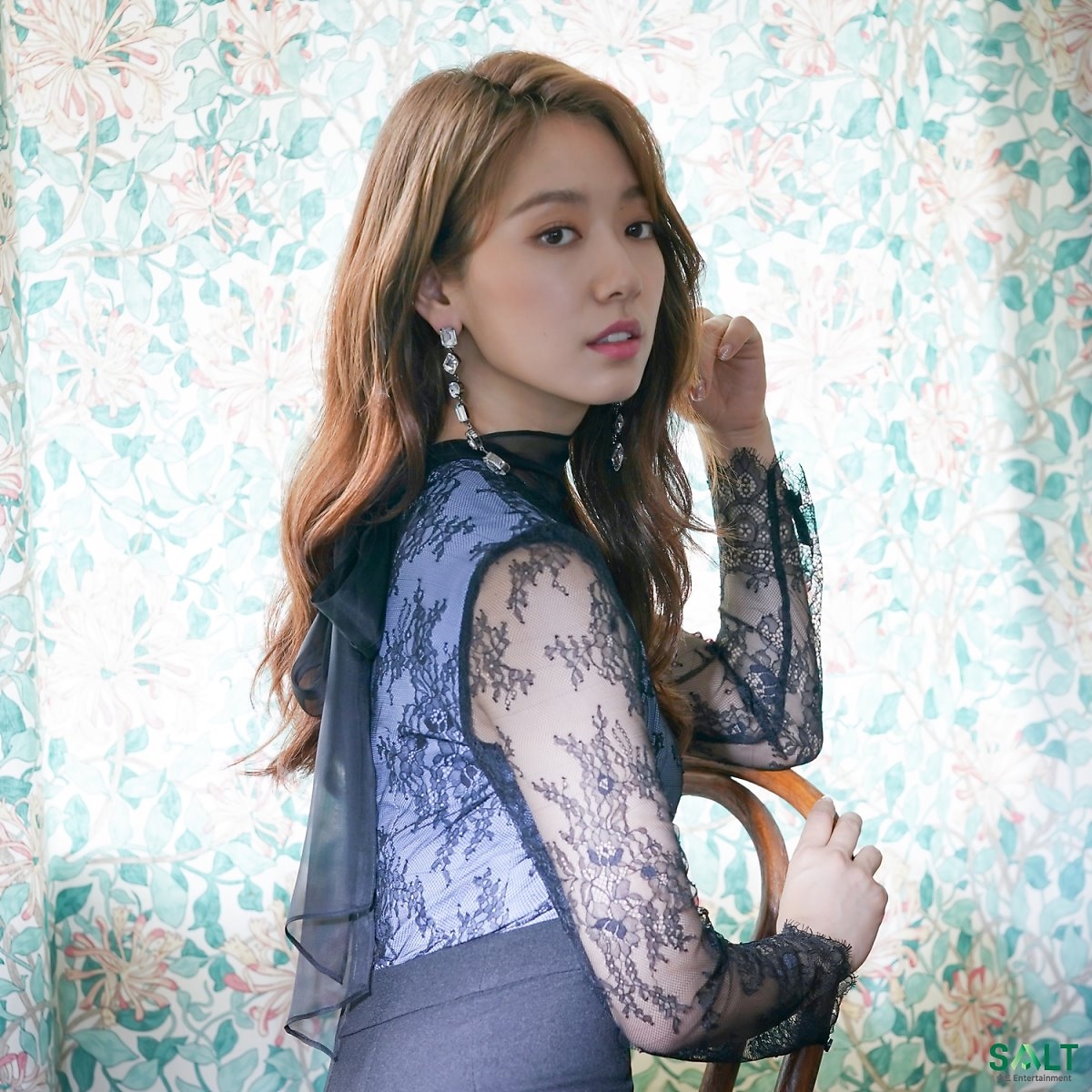 Park Shin Hye tung bộ ảnh tóc dài thật kiêu sa thu hút sự chú ý