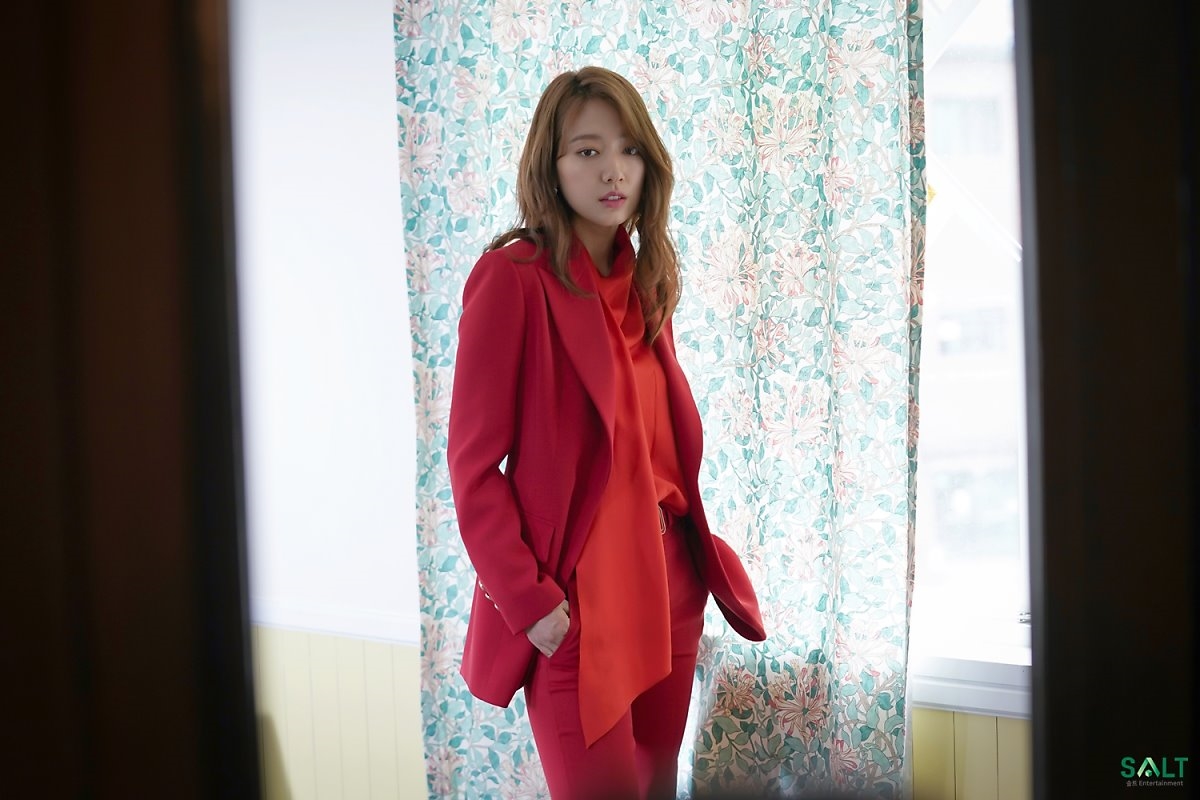Park Shin Hye tung bộ ảnh tóc dài thật kiêu sa thu hút sự chú ý