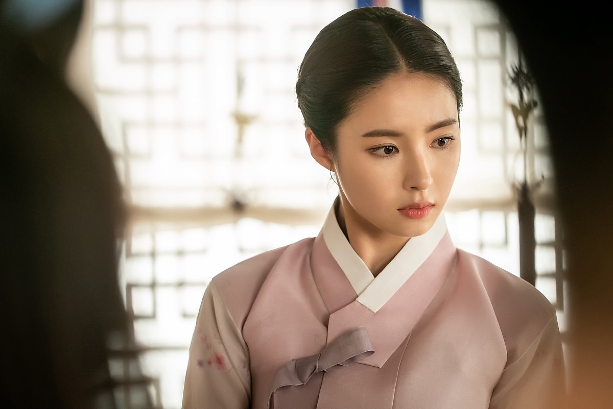 Shin Se Kyung tỏa sáng trong bộ ảnh hậu trường quay phim mới