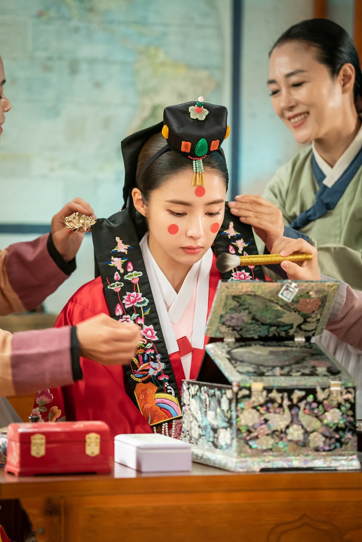 Shin Se Kyung tỏa sáng trong bộ ảnh hậu trường quay phim mới