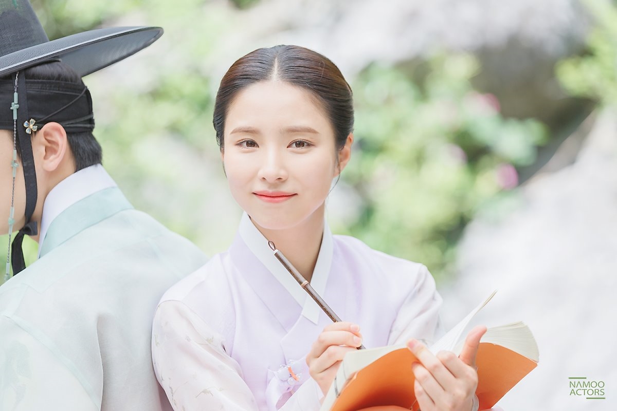 Shin Se Kyung tỏa sáng trong bộ ảnh hậu trường quay phim mới