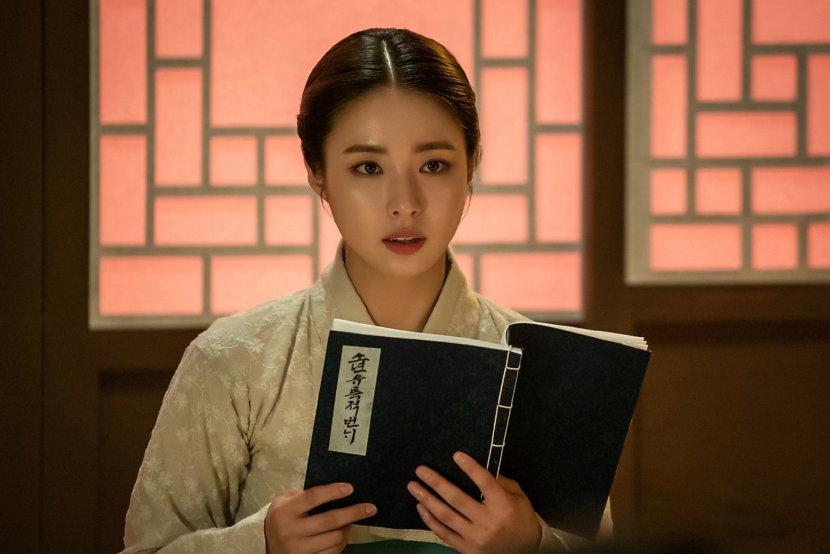 Shin Se Kyung tỏa sáng trong bộ ảnh hậu trường quay phim mới