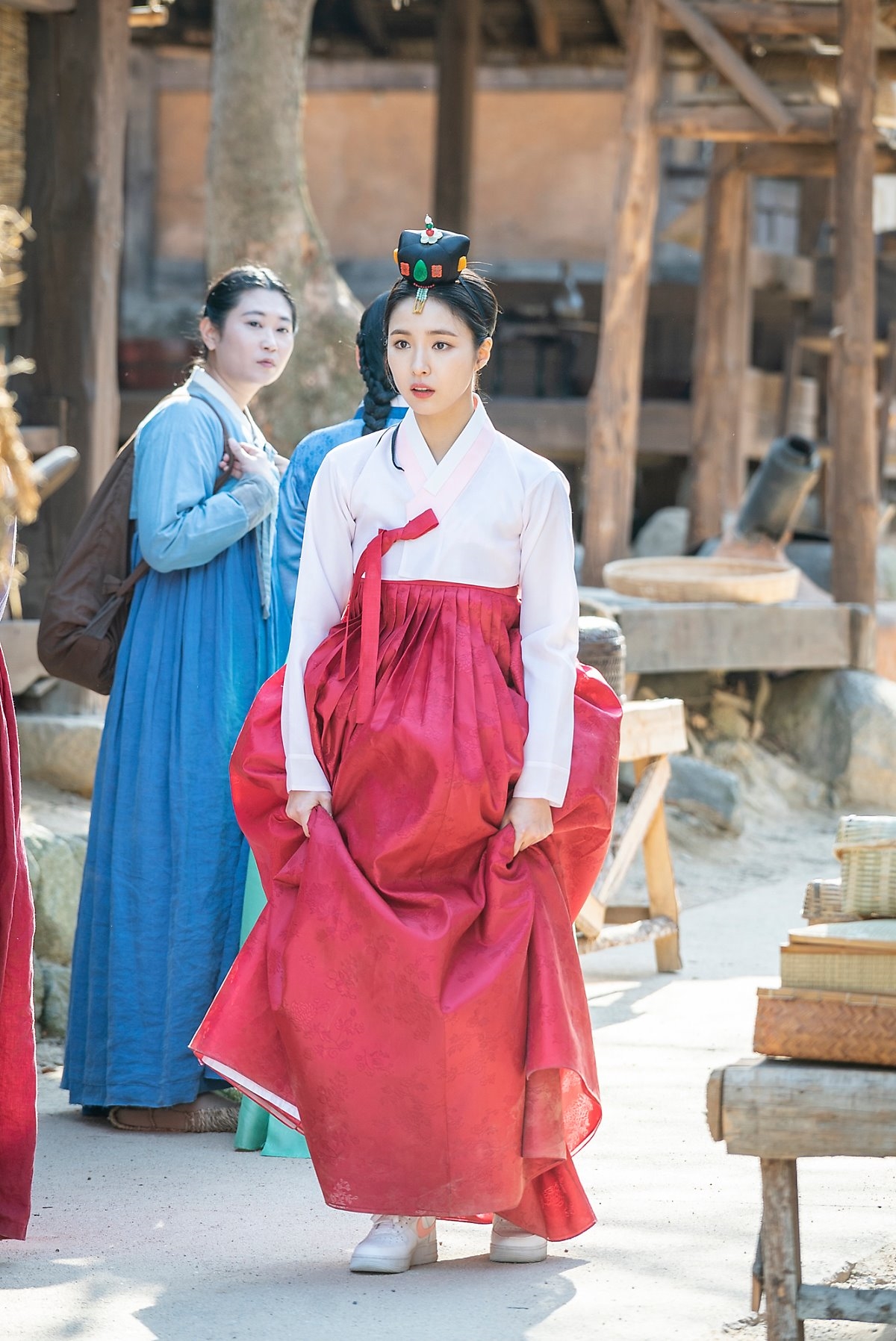 Shin Se Kyung tỏa sáng trong bộ ảnh hậu trường quay phim mới