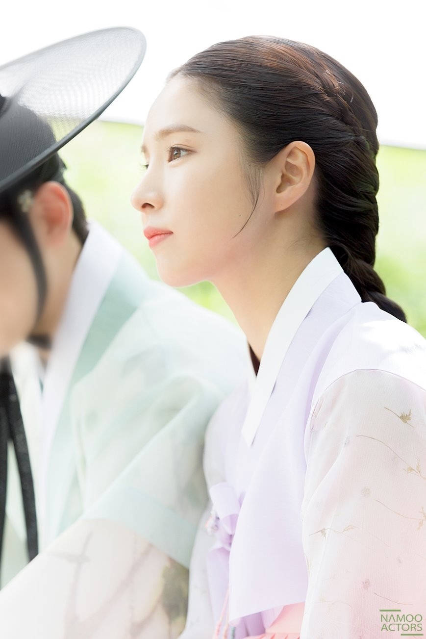 Shin Se Kyung tỏa sáng trong bộ ảnh hậu trường quay phim mới