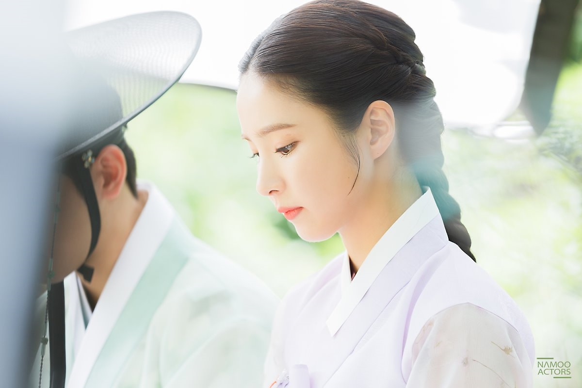 Shin Se Kyung tỏa sáng trong bộ ảnh hậu trường quay phim mới