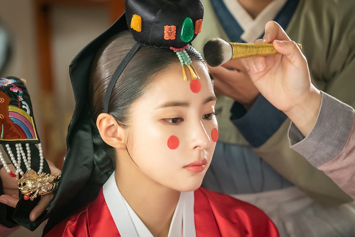 Shin Se Kyung tỏa sáng trong bộ ảnh hậu trường quay phim mới