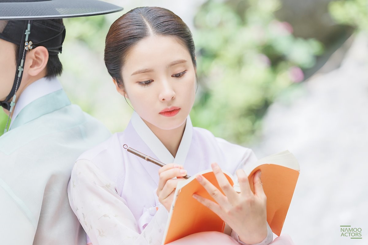 Shin Se Kyung tỏa sáng trong bộ ảnh hậu trường quay phim mới