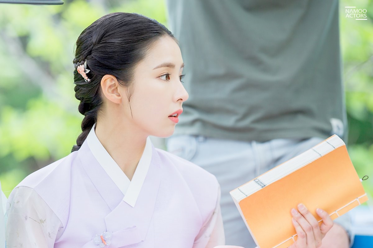 Shin Se Kyung tỏa sáng trong bộ ảnh hậu trường quay phim mới