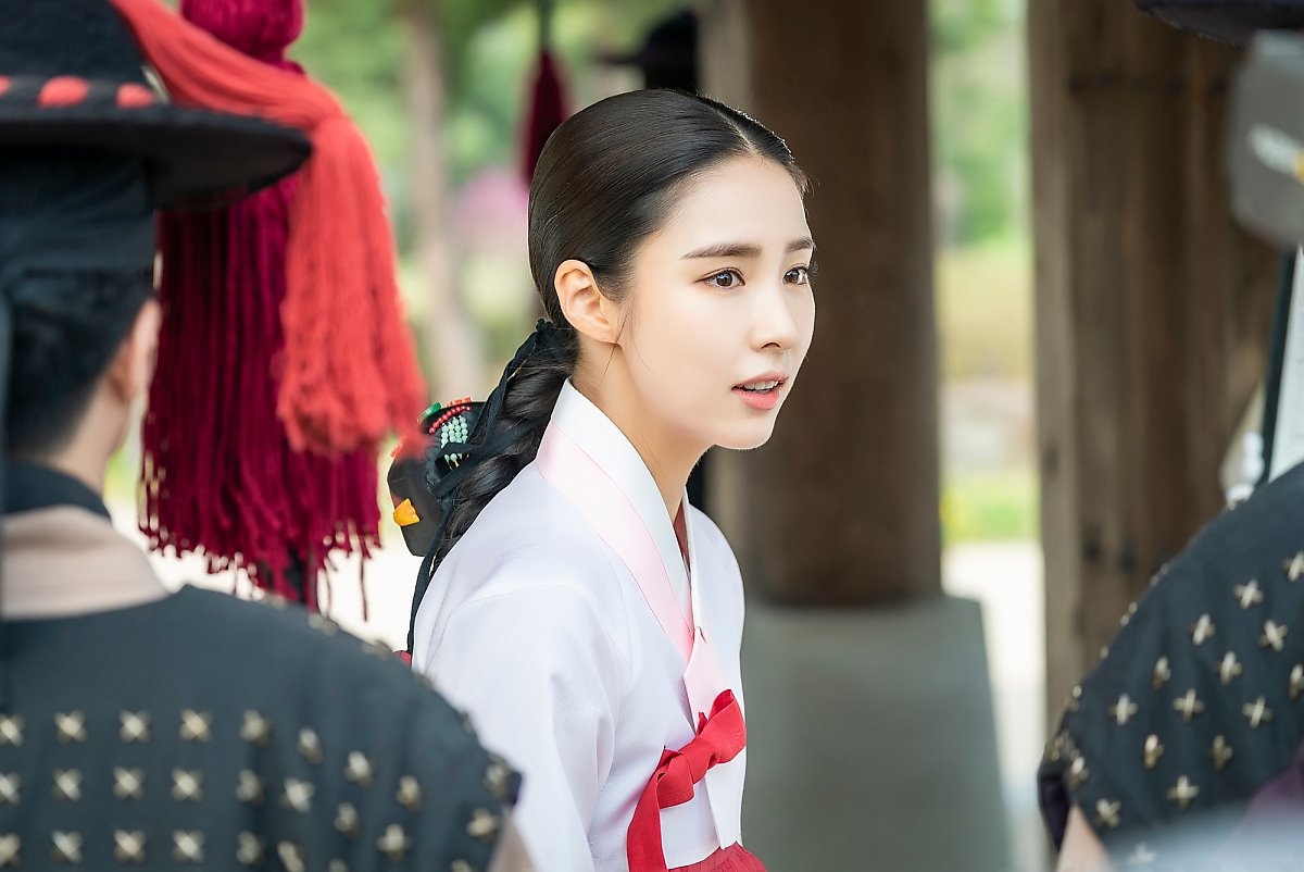 Shin Se Kyung tỏa sáng trong bộ ảnh hậu trường quay phim mới