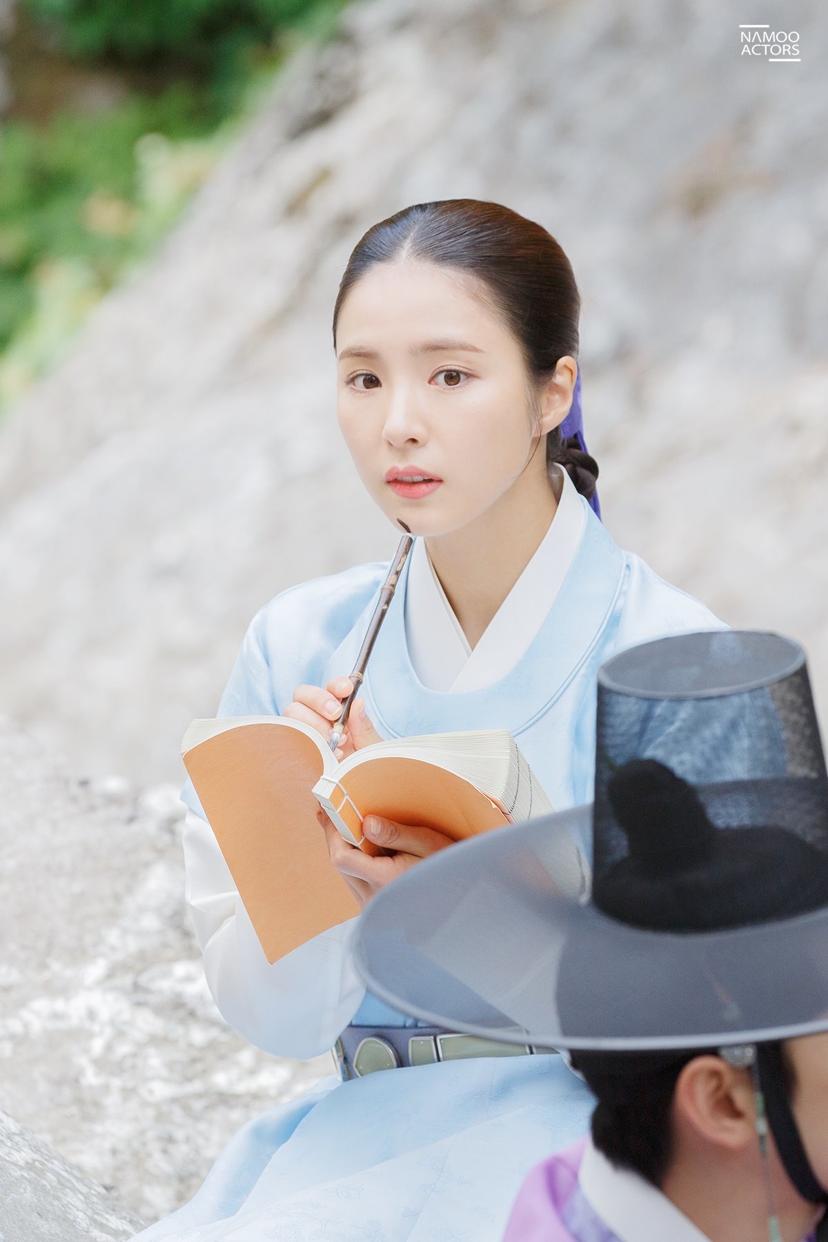 Shin Se Kyung tỏa sáng trong bộ ảnh hậu trường quay phim mới