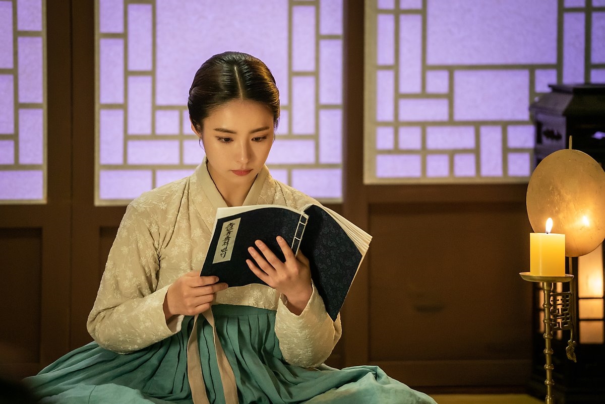 Shin Se Kyung tỏa sáng trong bộ ảnh hậu trường quay phim mới
