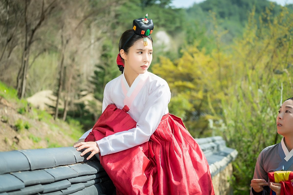 Shin Se Kyung tỏa sáng trong bộ ảnh hậu trường quay phim mới