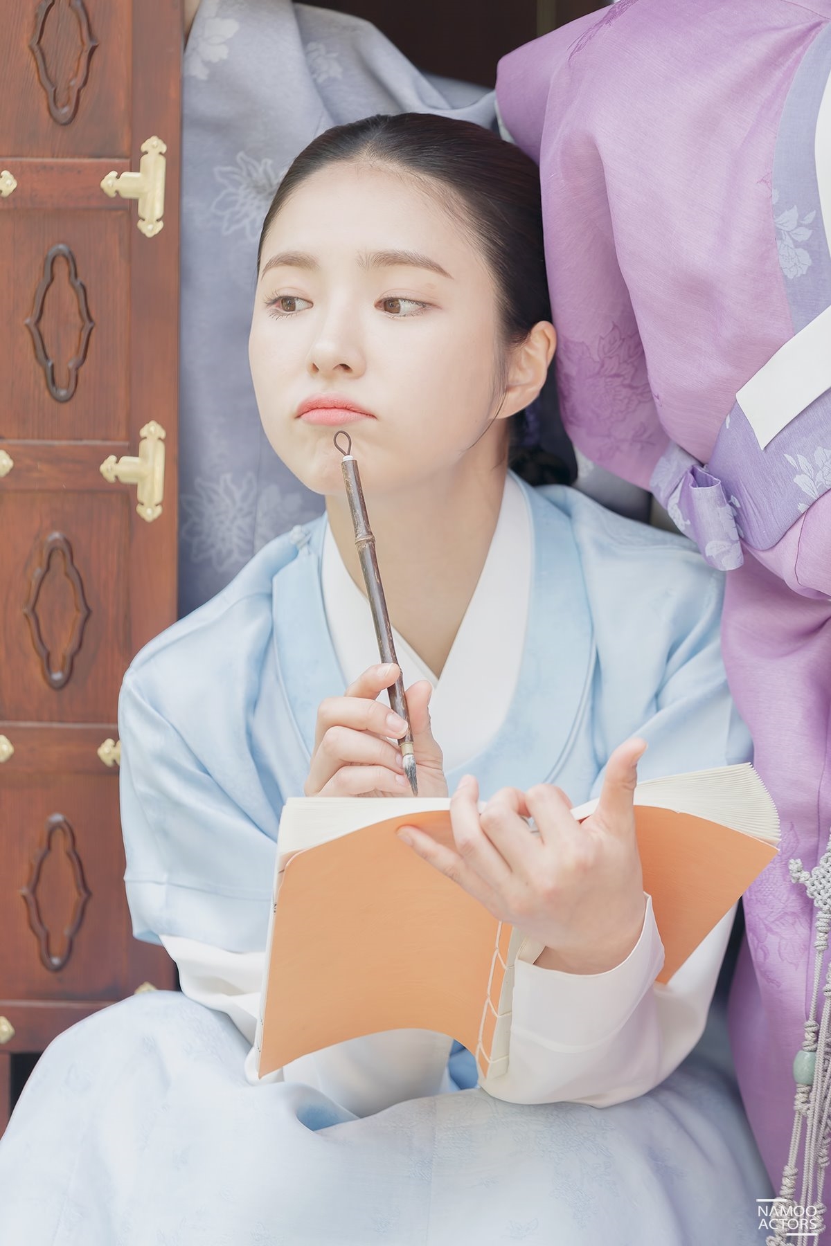 Shin Se Kyung tỏa sáng trong bộ ảnh hậu trường quay phim mới