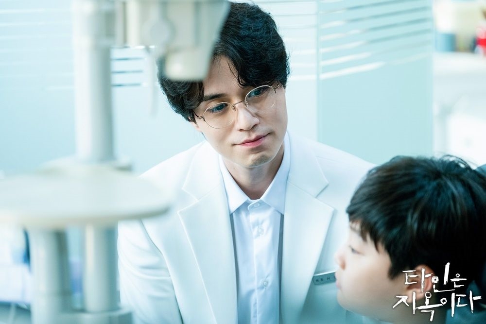 Lee Dong Wook lột xác thành chàng nha sĩ kính trắng trong drama mới