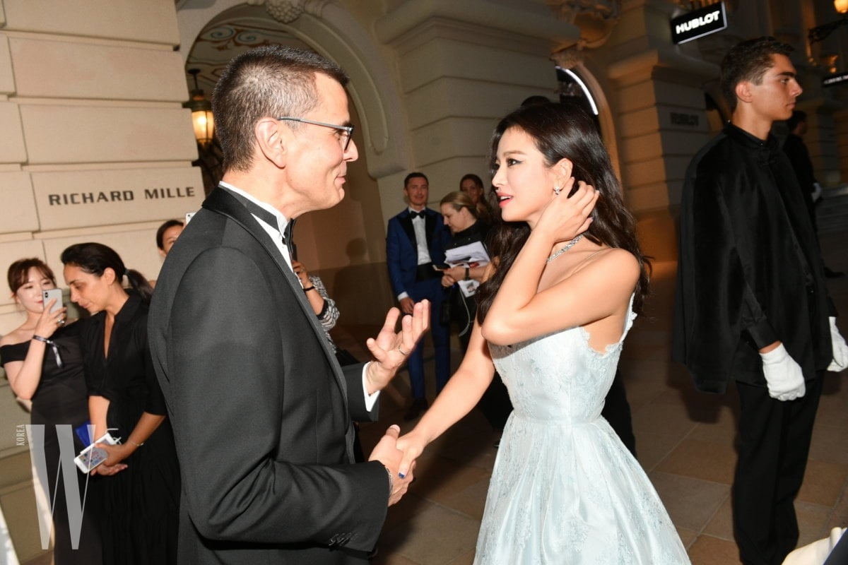Song Hye Kyo khoe loạt ảnh đẹp ngất khi tham dự sự kiện bên trời Tây