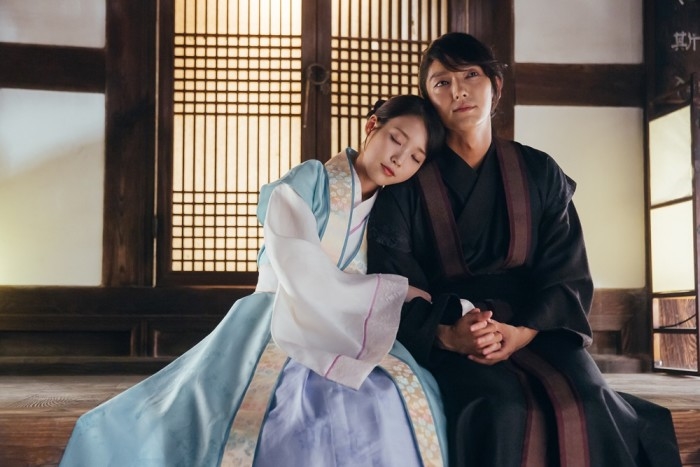 Lee Jun Ki gửi xe cà phê tới phim trường 'Hotel Del Luna' ủng hộ IU