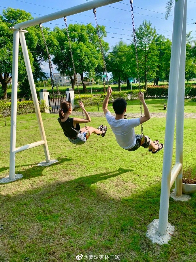 Lâm Chí Dĩnh 'bỏ rơi' con để hẹn hò riêng, Kimi hiếu thảo đốn tim fan