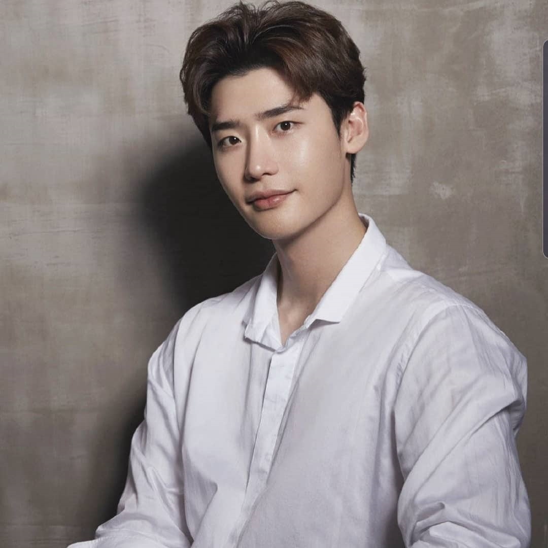 Lee Jong Suk phủ nhận yêu hậu bối cùng công ty giữa lúc đi nghĩa vụ