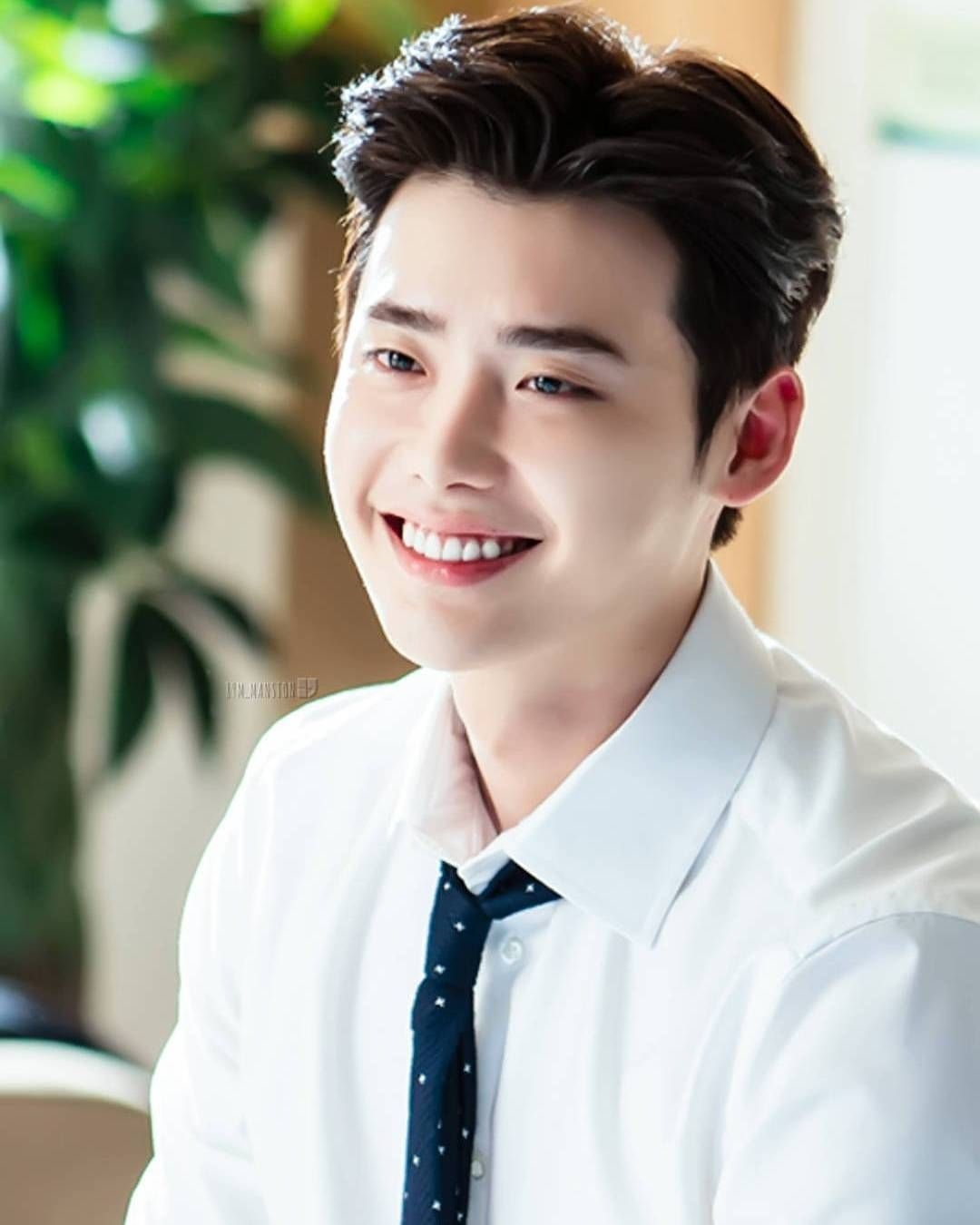 Lee Jong Suk phủ nhận yêu hậu bối cùng công ty giữa lúc đi nghĩa vụ
