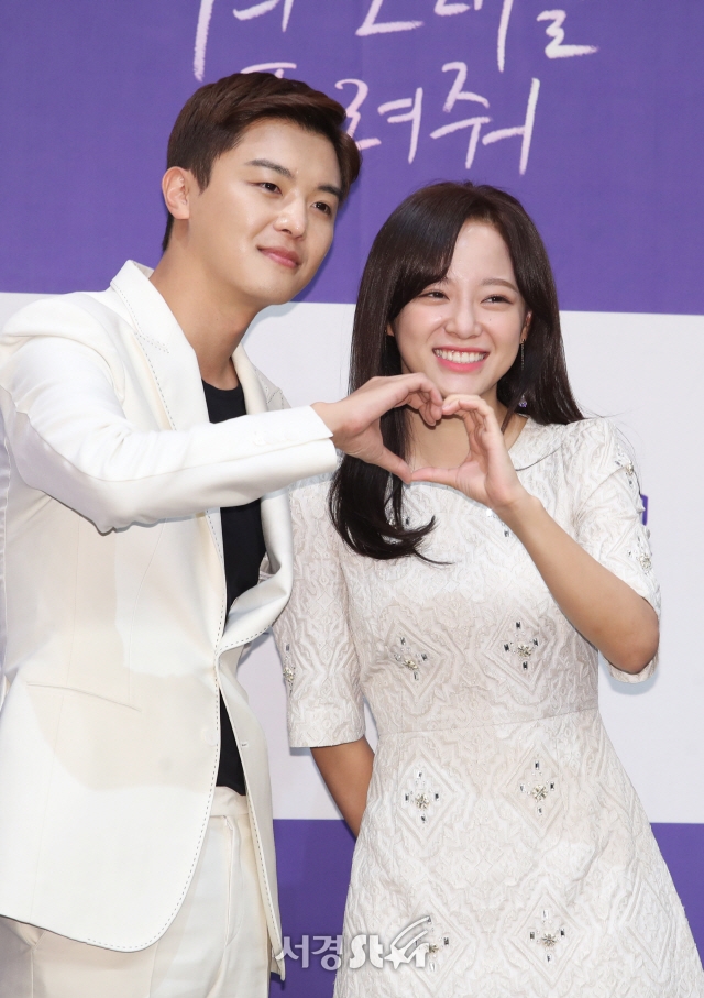 Jiyeon đẹp sắc sảo lấn át nữ chính trong họp báo drama mới