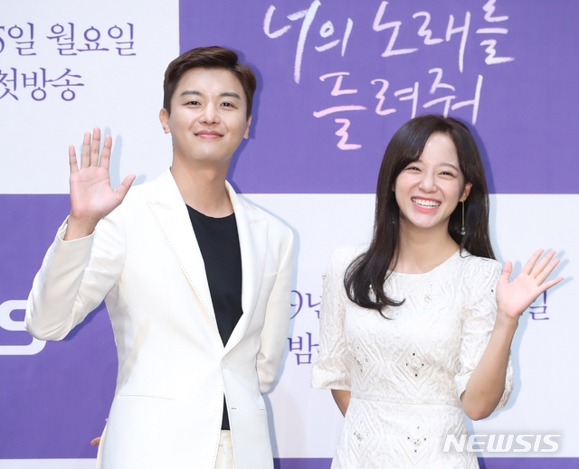 Jiyeon đẹp sắc sảo lấn át nữ chính trong họp báo drama mới
