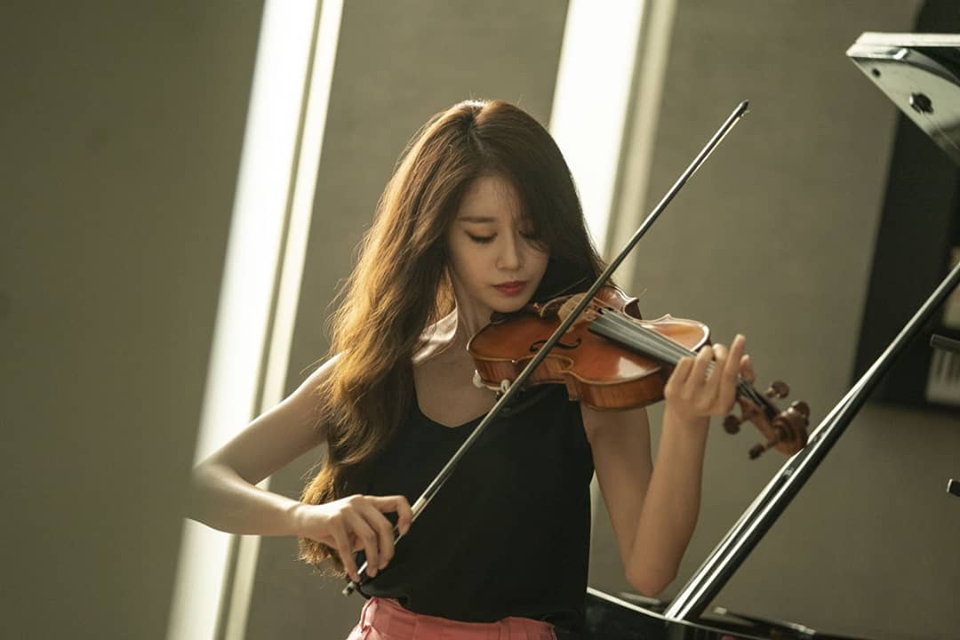 Jiyeon đẹp sắc sảo lấn át nữ chính trong họp báo drama mới