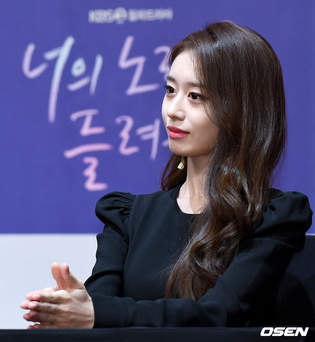 Jiyeon đẹp sắc sảo lấn át nữ chính trong họp báo drama mới