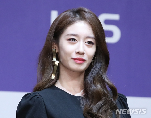 Jiyeon đẹp sắc sảo lấn át nữ chính trong họp báo drama mới