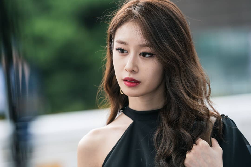 Jiyeon đẹp sắc sảo lấn át nữ chính trong họp báo drama mới