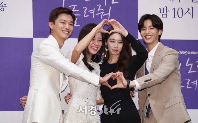 Jiyeon đẹp sắc sảo lấn át nữ chính trong họp báo drama mới