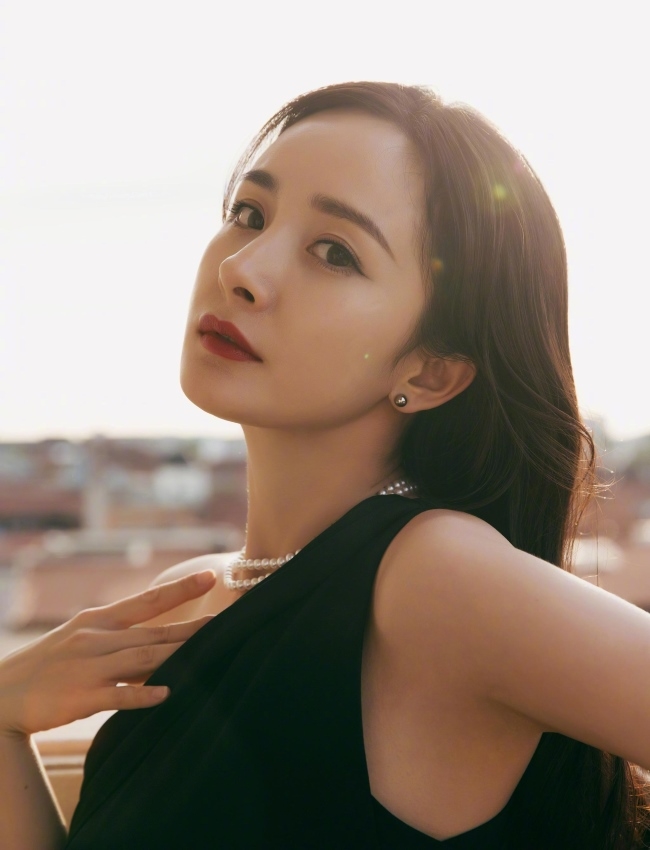 Dương Mịch hứng gạch đá vì bị tố 'hám fame' vì trổ tài vẽ hoạt hình