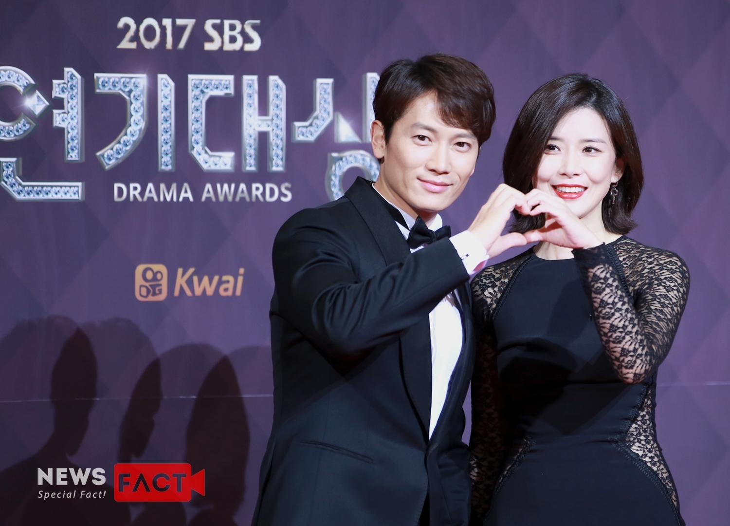 Ji Sung nhắc tới Lee Bo Young và con gái trong họp báo drama