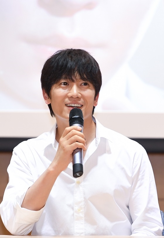 Ji Sung nhắc tới Lee Bo Young và con gái trong họp báo drama