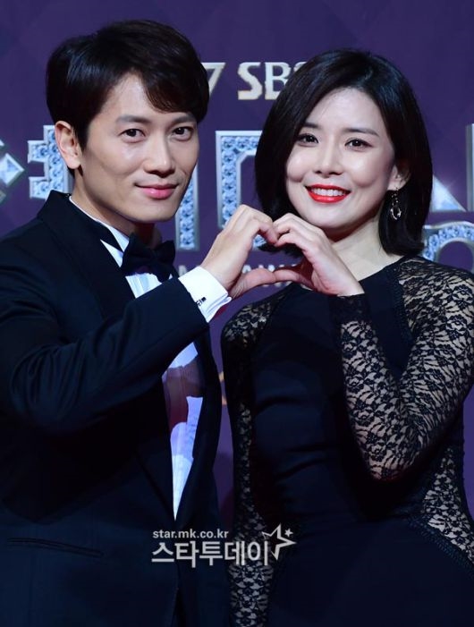 Ji Sung nhắc tới Lee Bo Young và con gái trong họp báo drama