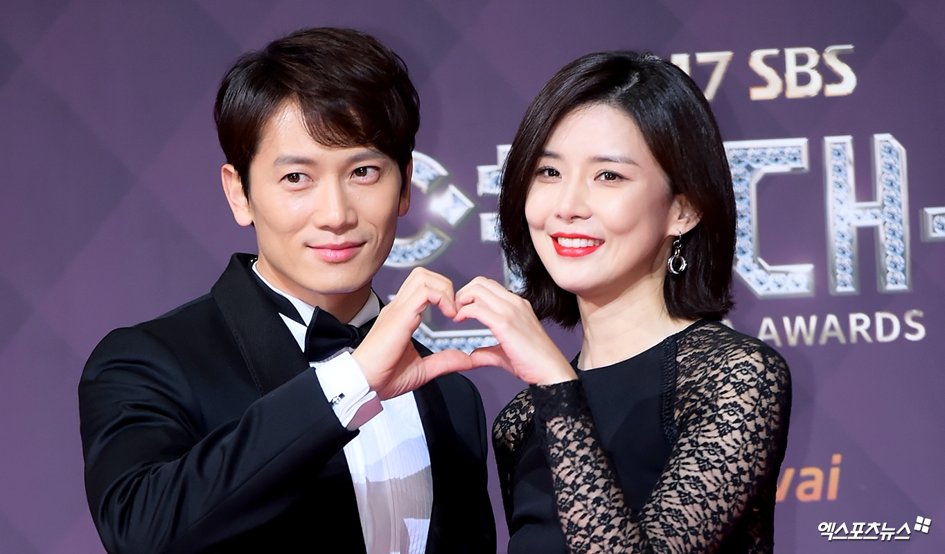 Ji Sung nhắc tới Lee Bo Young và con gái trong họp báo drama