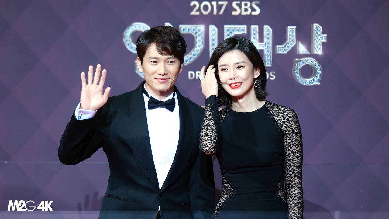 Ji Sung nhắc tới Lee Bo Young và con gái trong họp báo drama