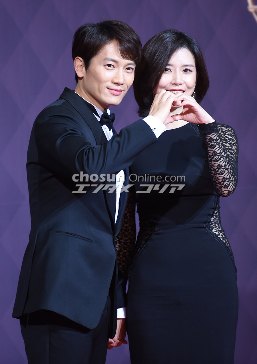 Ji Sung nhắc tới Lee Bo Young và con gái trong họp báo drama