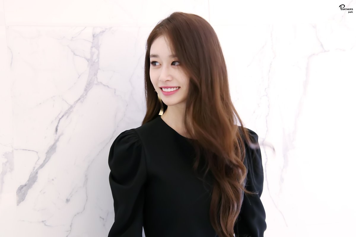Jiyeon tung bộ ảnh hậu trường drama mới đẹp như họa báo