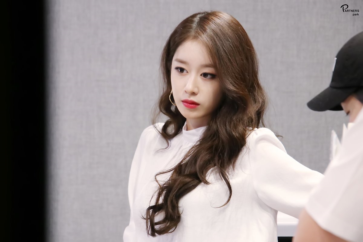 Jiyeon tung bộ ảnh hậu trường drama mới đẹp như họa báo