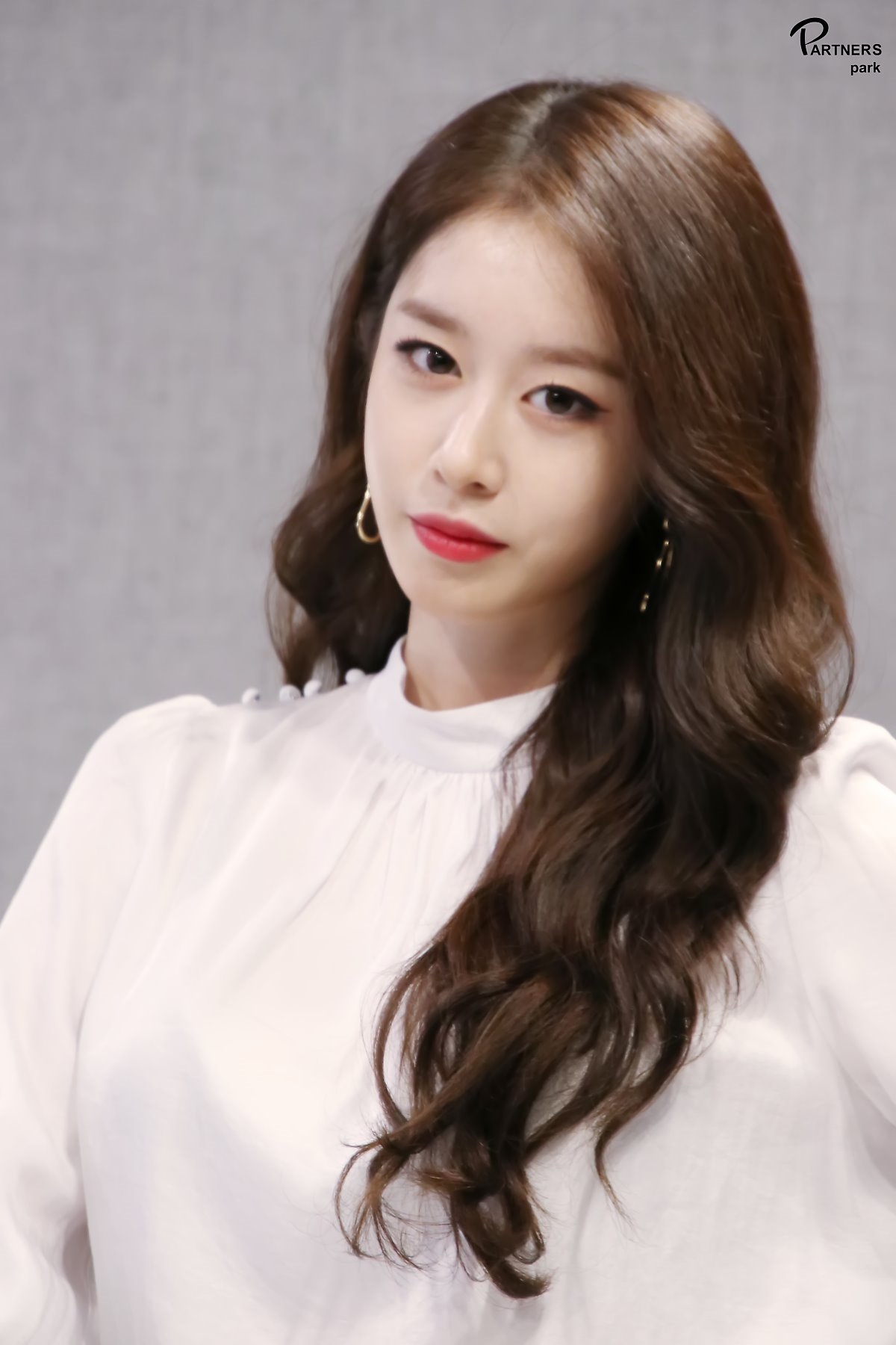 Jiyeon tung bộ ảnh hậu trường drama mới đẹp như họa báo