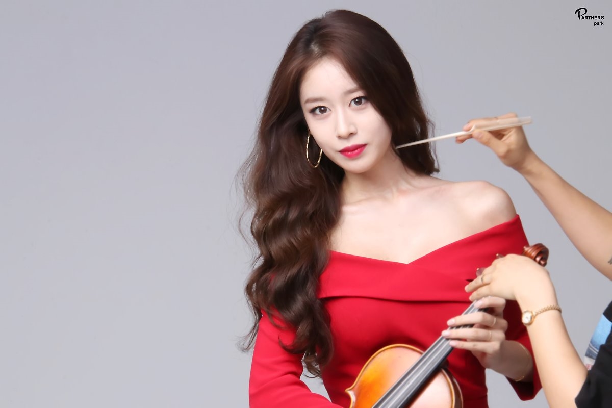 Jiyeon tung bộ ảnh hậu trường drama mới đẹp như họa báo