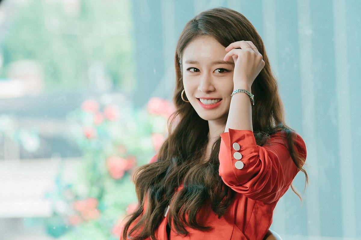 Jiyeon tung bộ ảnh hậu trường drama mới đẹp như họa báo