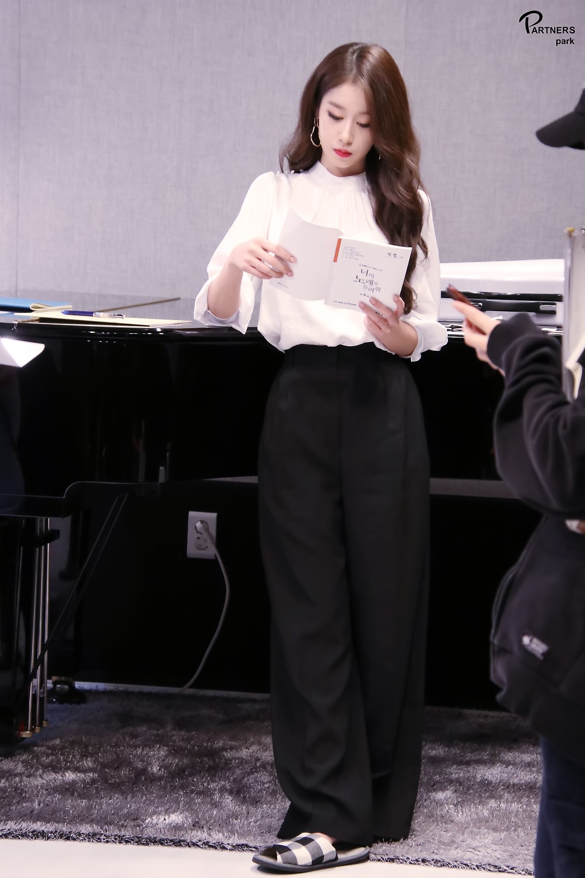 Jiyeon tung bộ ảnh hậu trường drama mới đẹp như họa báo