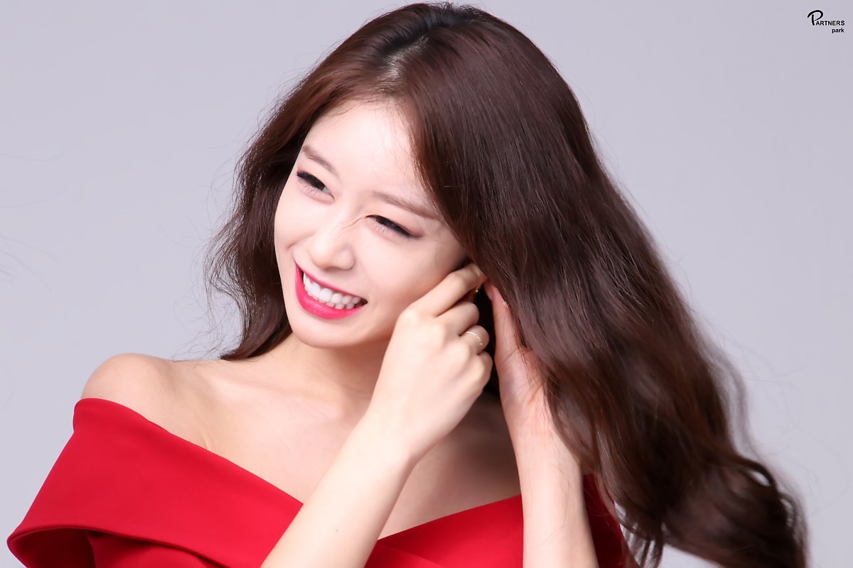 Jiyeon tung bộ ảnh hậu trường drama mới đẹp như họa báo