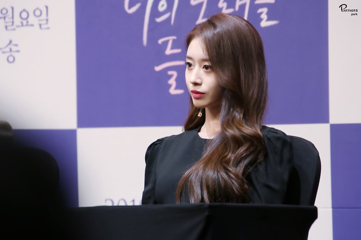 Jiyeon tung bộ ảnh hậu trường drama mới đẹp như họa báo
