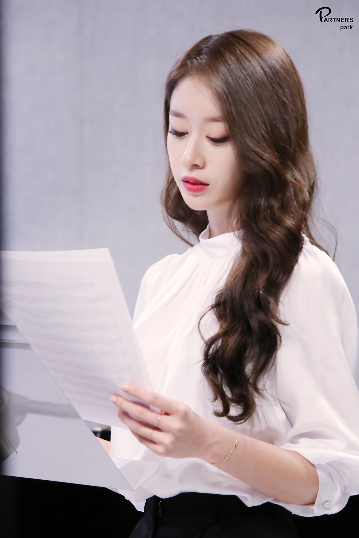 Jiyeon tung bộ ảnh hậu trường drama mới đẹp như họa báo