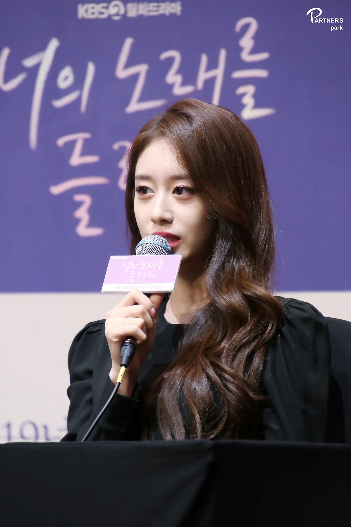 Jiyeon tung bộ ảnh hậu trường drama mới đẹp như họa báo