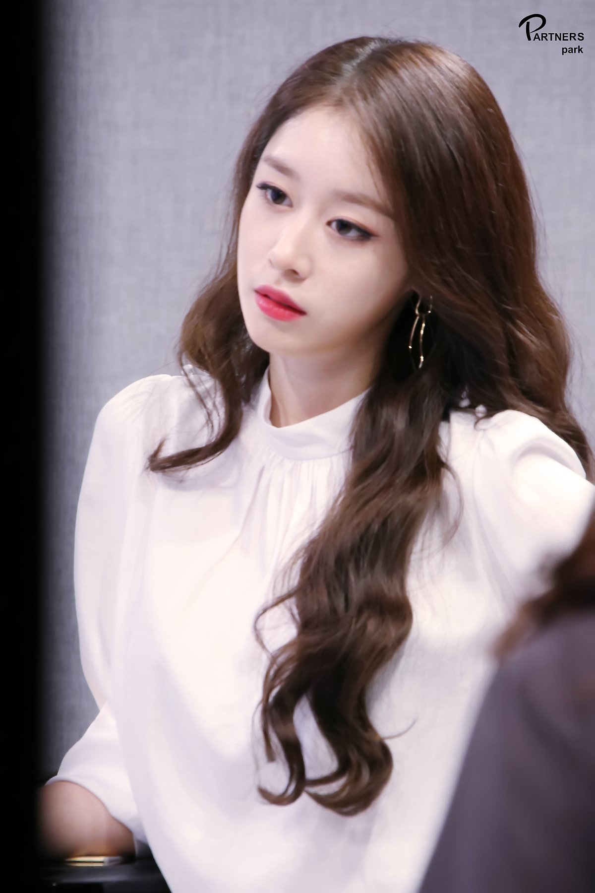 Jiyeon tung bộ ảnh hậu trường drama mới đẹp như họa báo